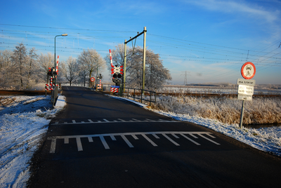 900069 Gezicht op de spoorwegovergang in de Mereveldseweg op de grens van de gemeenten Houten en Bunnik.